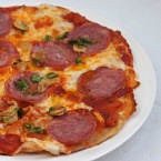 Пицца с салями и чесноком