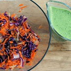 Овощной салат с зелёным соусом