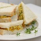 Сэндвич с яйцом-карри и кресс-салатом