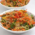 Салат из рисовой лапши с овощами