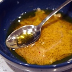 Заправка из запечённого чеснока и оливкового масла